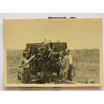Besättning på 88 mm kanon (Flak 8,8 cm) som skjuter mot markmål.. Espenlaub militaria